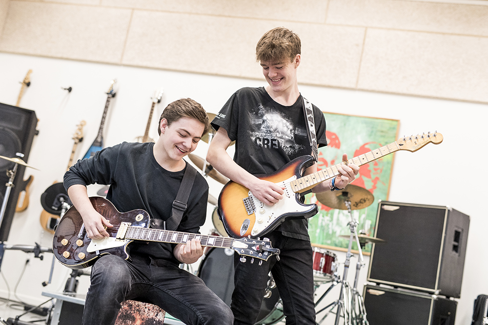 2 elever jammer på guitar